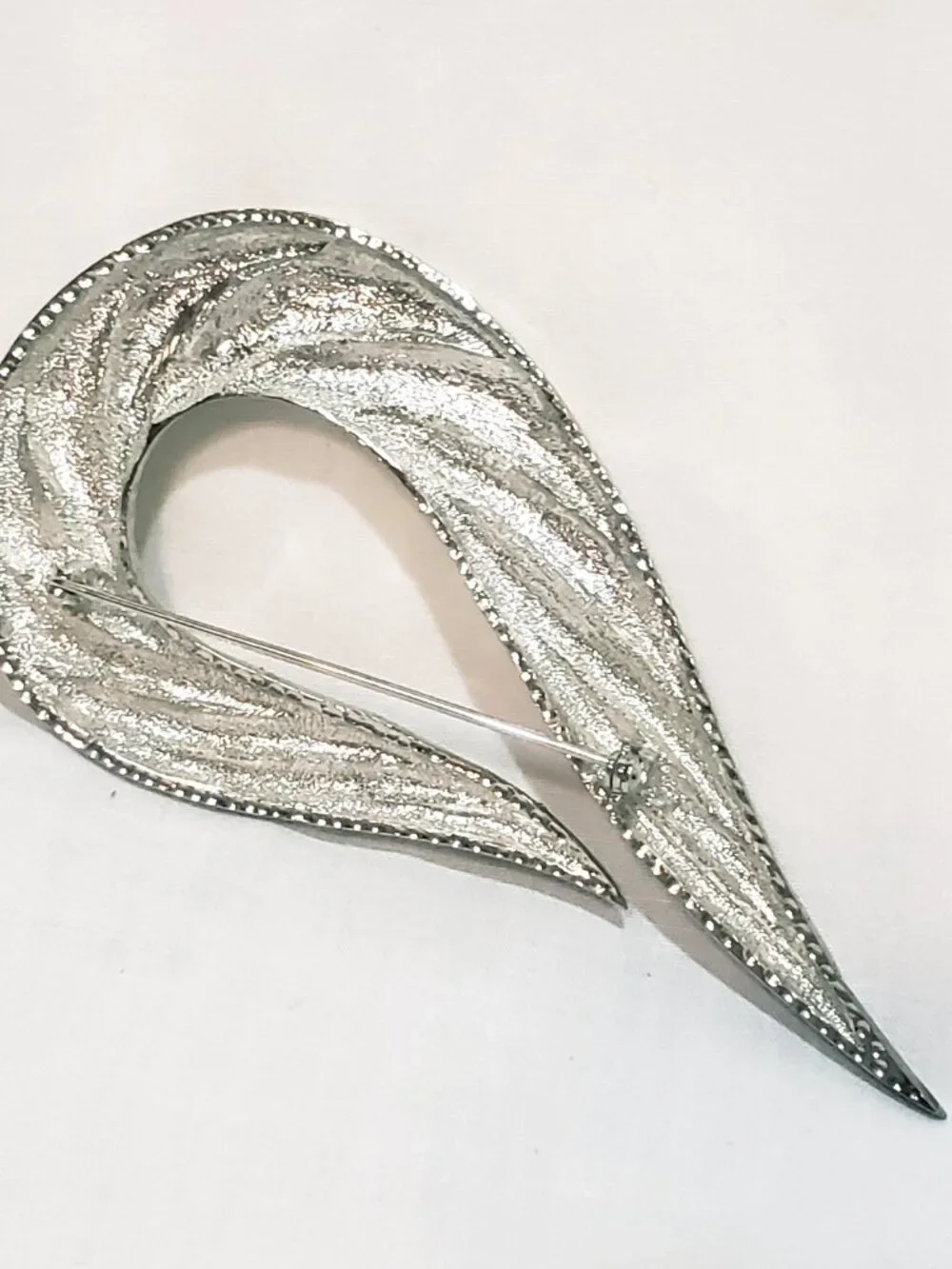 Open Swirl Grooved Silver Tone Brooch 4